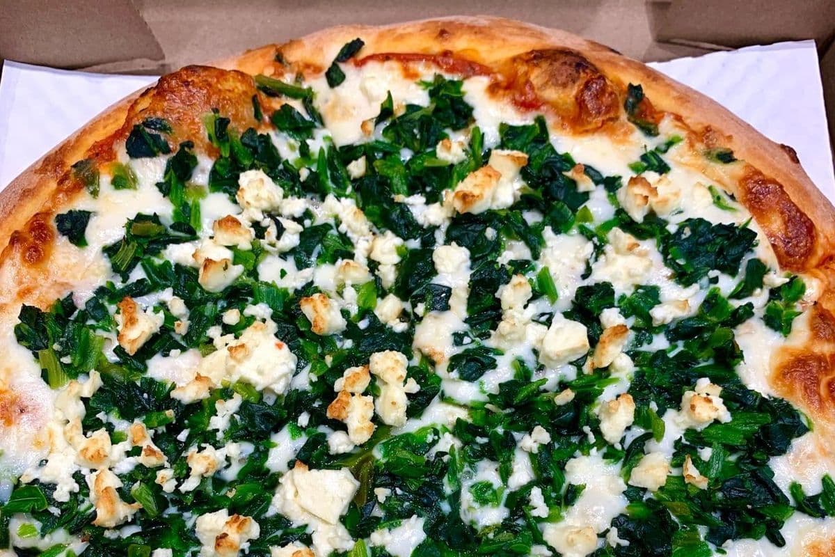 14" grande pizza aux épinards et fromage feta avec aneth / 14" Large Feta Cheese with Spinach and Dill Pizza