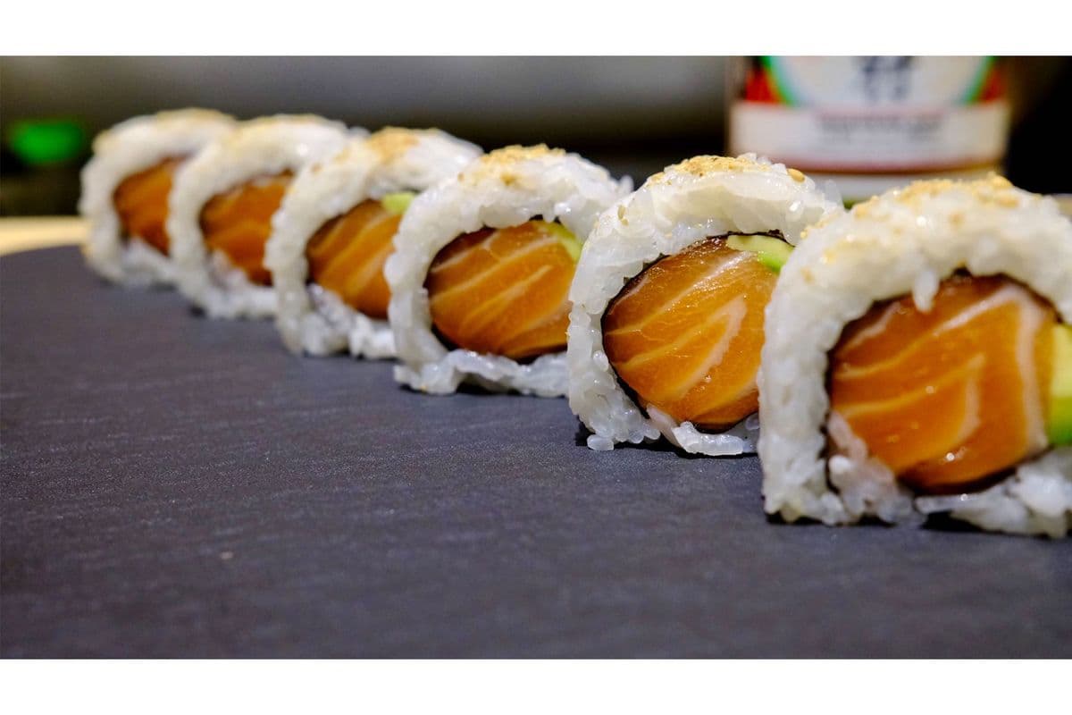 Salmon Avocado Roll (8pca)