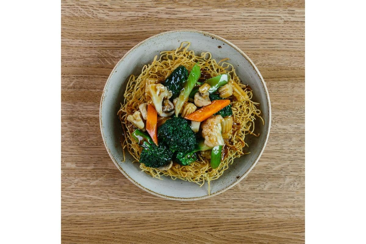 Lo Mein with Mixed Vegetables (Semi-Crispy)