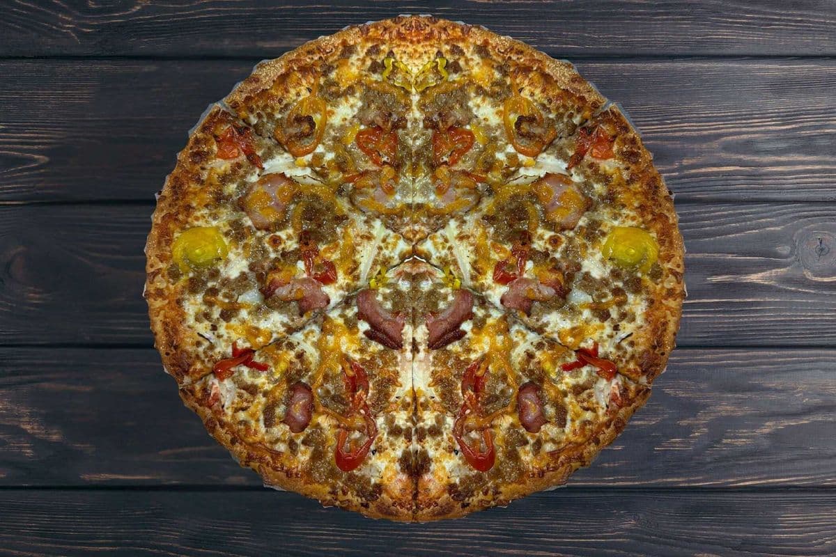 Bacon Cheeseburger Pizza (Halal)