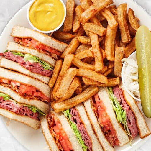 Club à la viande fumée avec frites