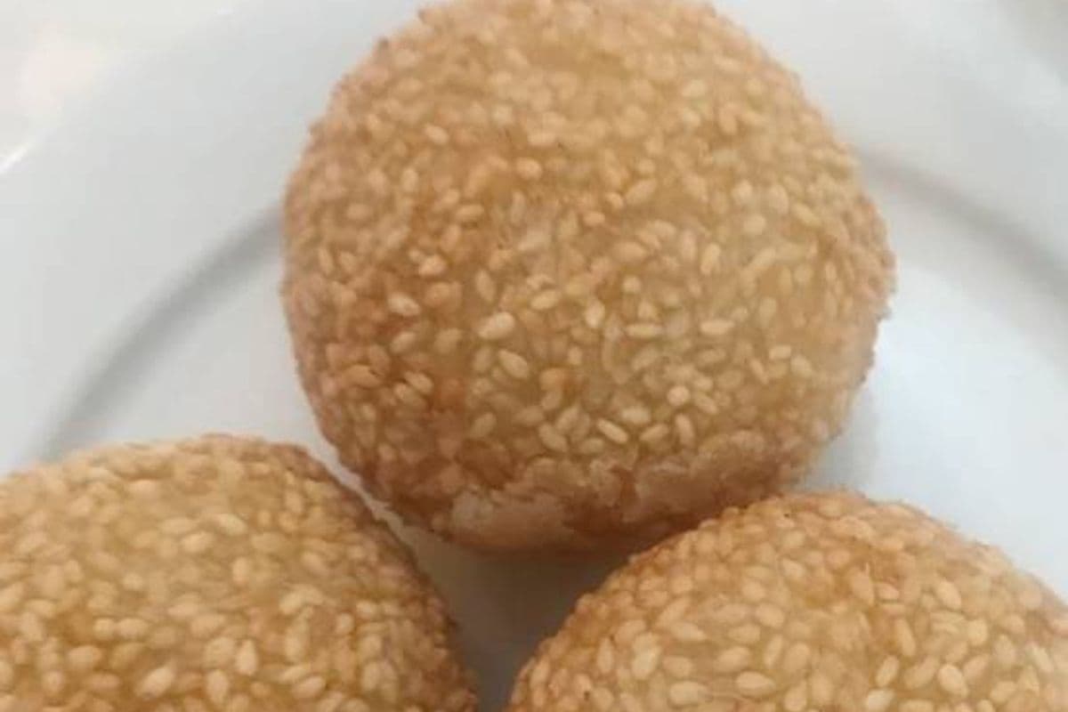 24. Boulettes de sésame frites aux haricots rouges (3 mcx) / Deep-Fried Sesame Balls with Red Beans (3 pcs)