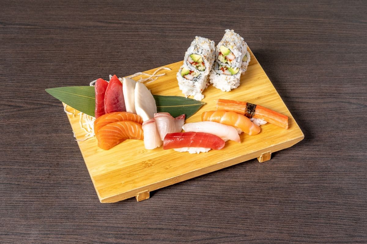 S8. Sushi, Sashimi, and Maki (18 pcs)