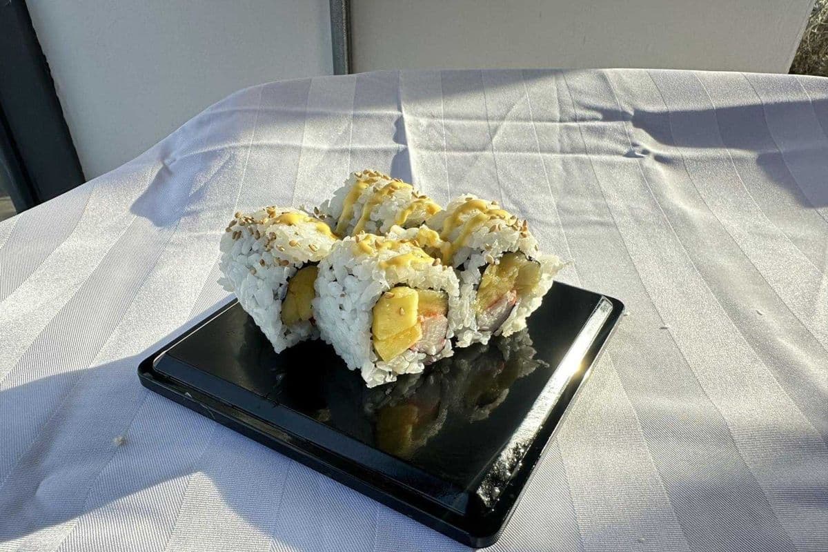 Mango and Crab meat roll (6pcs)