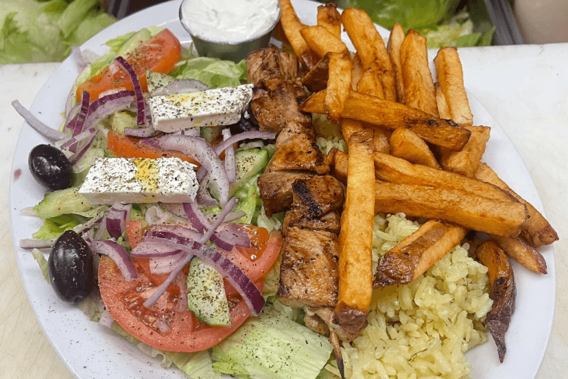 Assiette de Souvlaki au Poulet sur Pita / Plate of Chicken Souvlaki on Pita