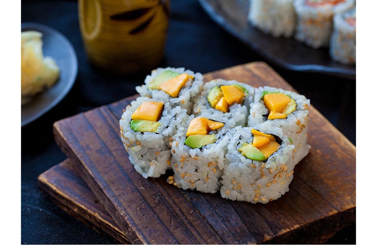 Mango Avocado Roll (6pcs)