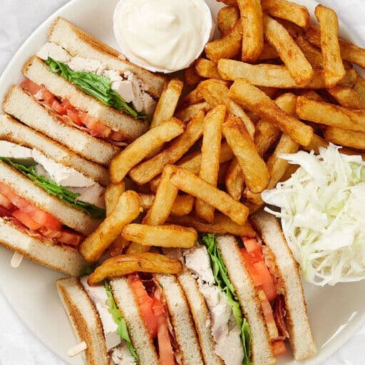 Club sandwich avec frites