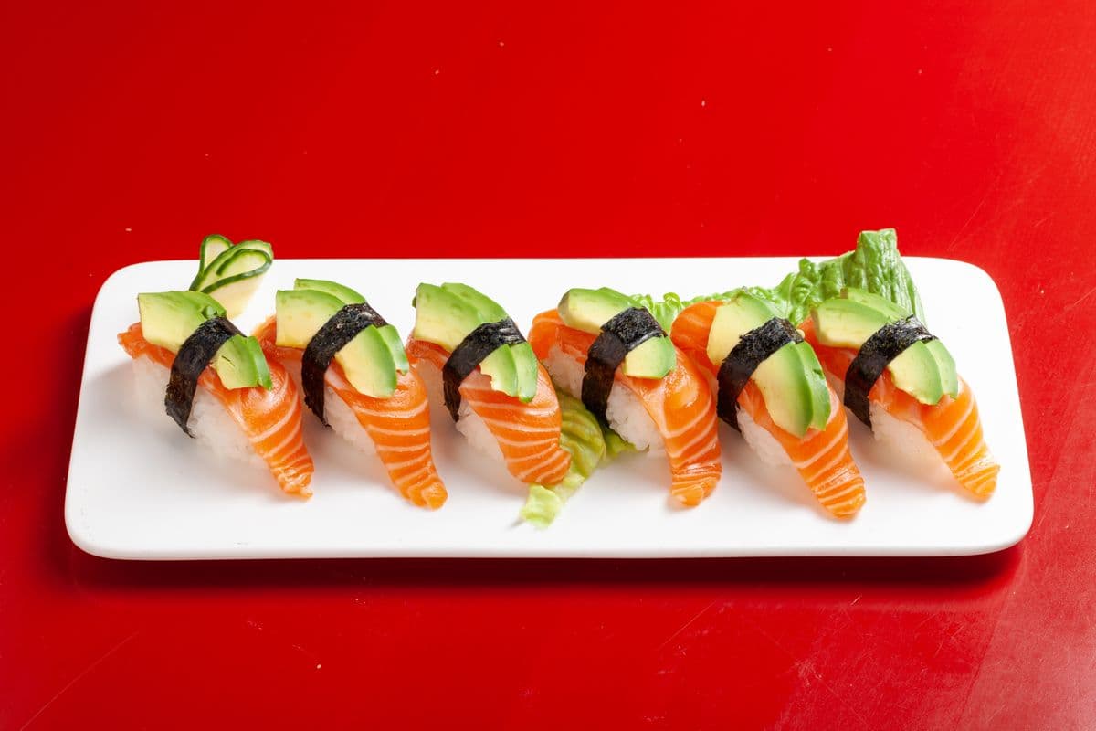 S21. Salmon Avocado Sushi (6 pcs)