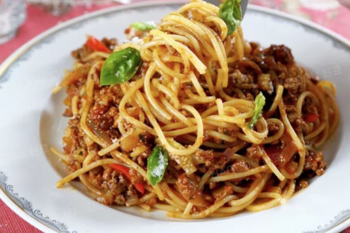 F16. Minced Beef Spaghetti with Tomato Sauce