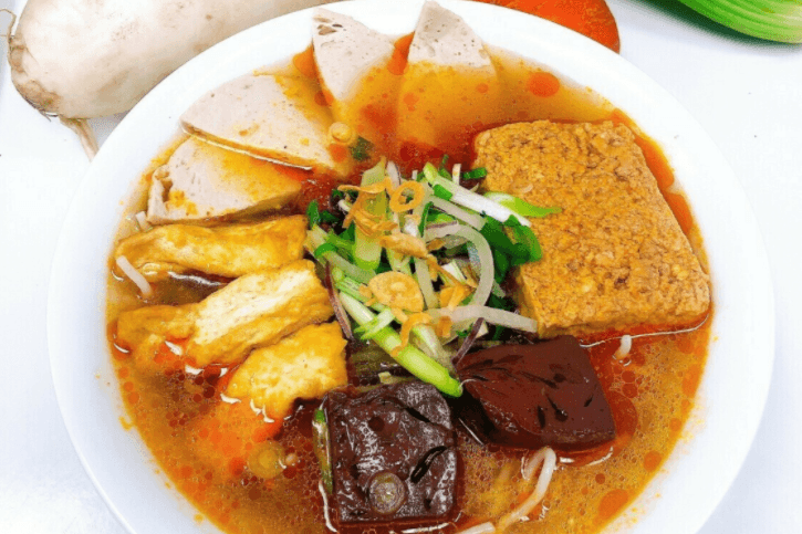 212. Vietnamese-Style Crab Meat, Tofu, Blood Pudding, Sausage, and Pork in Vermicelli Tomato Soup - Bun Rieu
