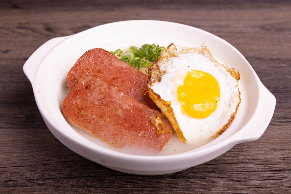 B09. Lunch Meat and Egg Instant Noodles Soup (餐肉蛋一丁)