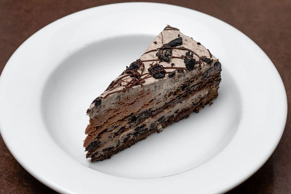 Cookies and Cream Cake (690 Cal)