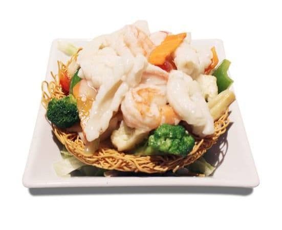 32b. Fruits de mer dans un nid de nouilles avec riz / Seafood Bird Nest with rice/海鲜巢