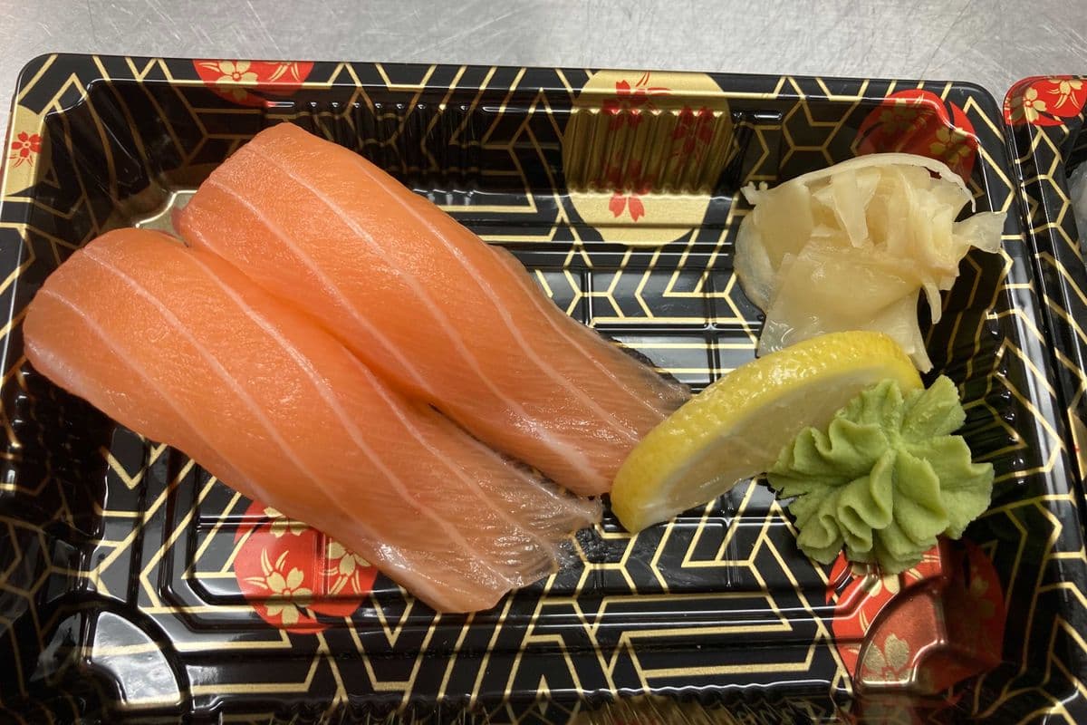 Salmon Sushi (2pcs)