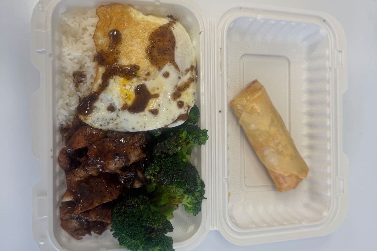 C1. Dy So Combination: Spring Roll, Steak, Black Pepper Chicken, and Steamed Rice