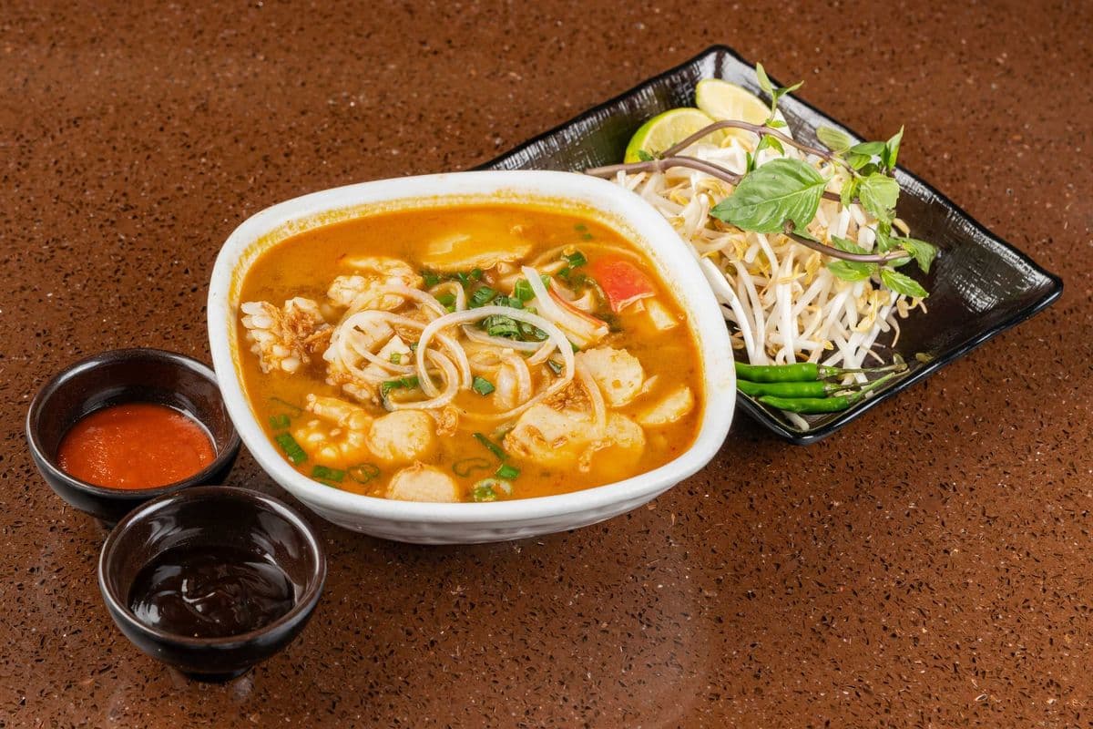 232 - Laksa Seafood Noodle Soup (海鲜叻沙粉)