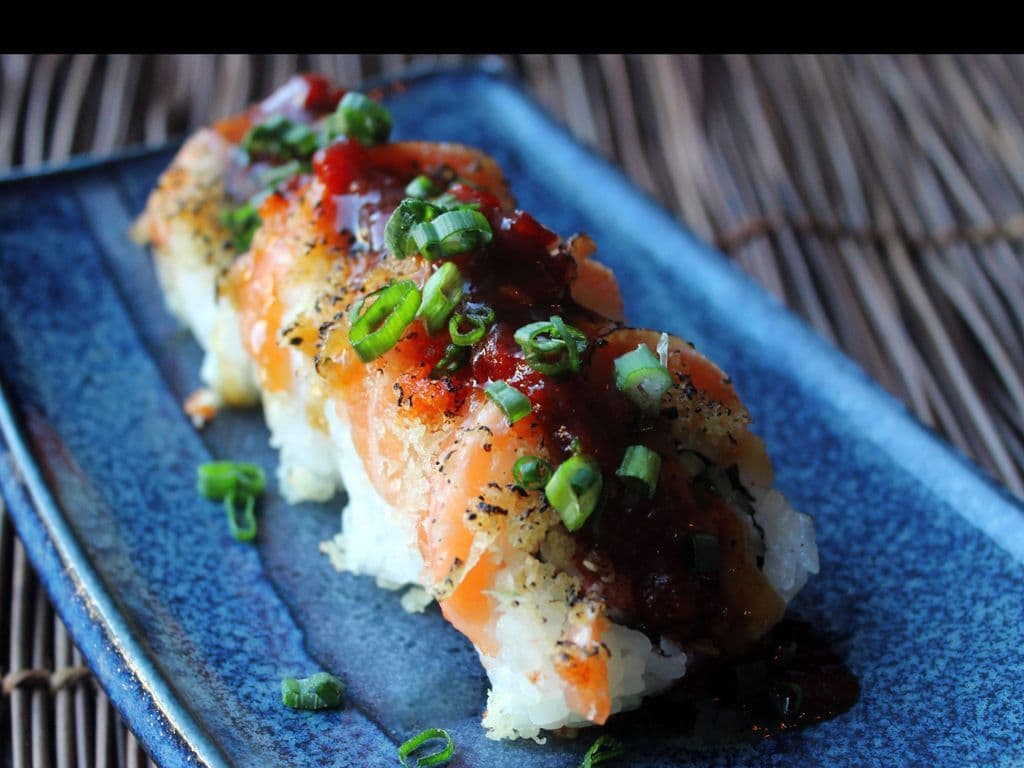 Torched Salmon Maki (8pcs)