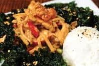 Poulet sauce au arachides avec épinards croustillants