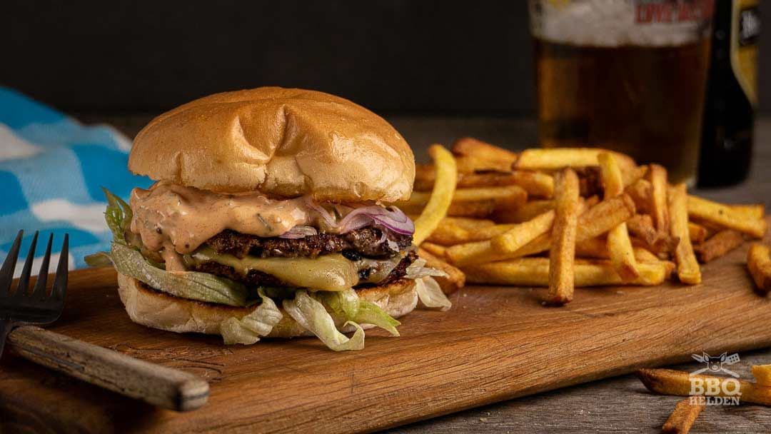 SMASH BURGER DOUBLE SERVI AVEC FRITES 