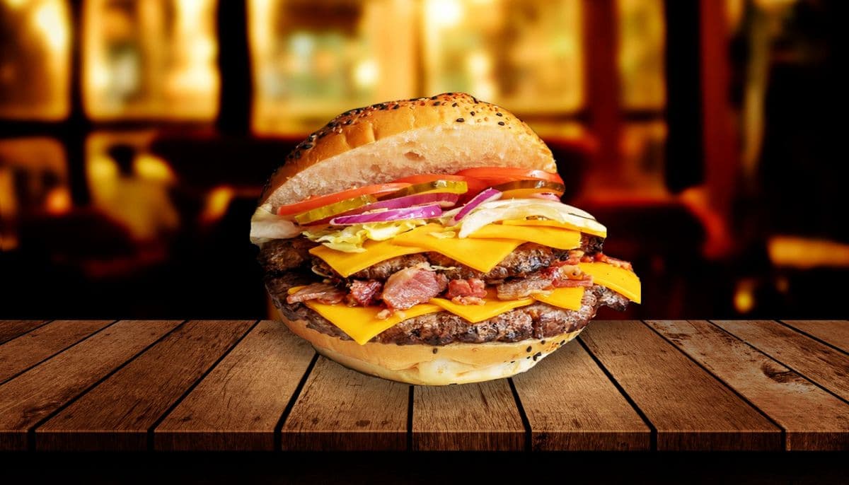 Cheese Burger Double (14oz) avec Bacon de boeuf / Double (14oz) Cheese Burger with Beef Bacon