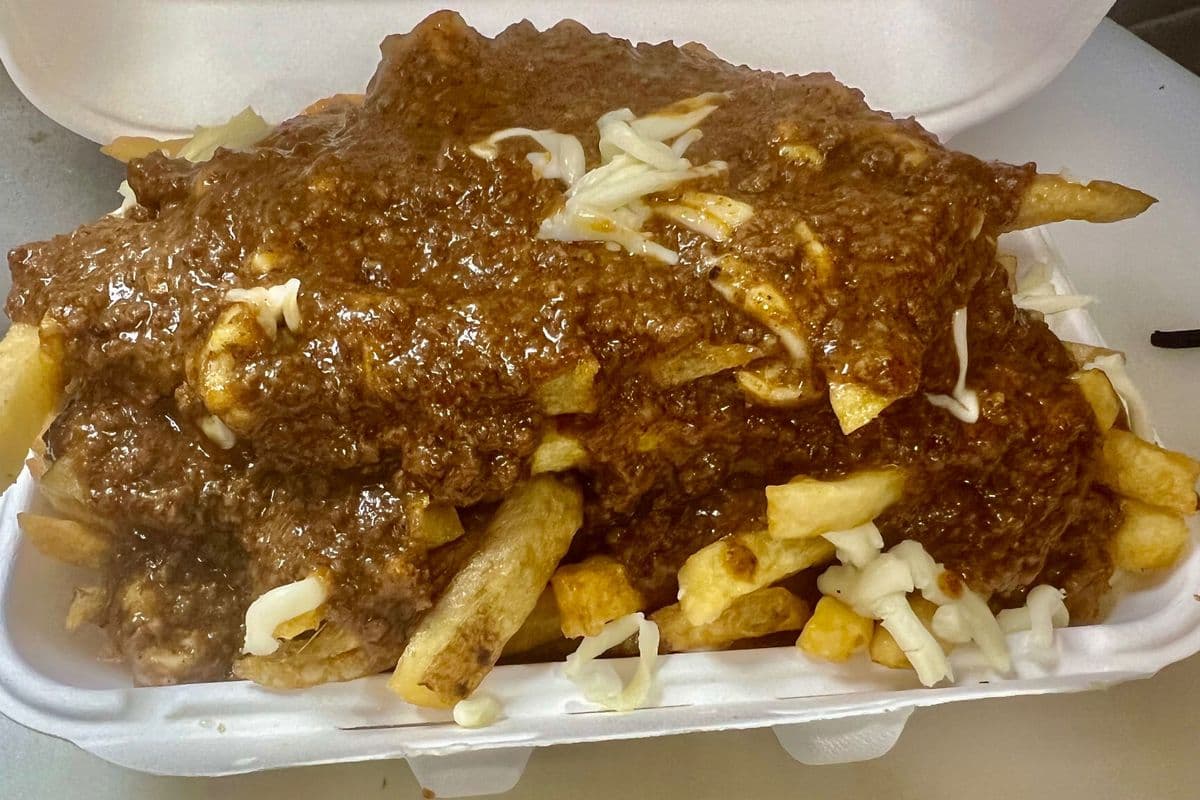 CHILI POUTINE