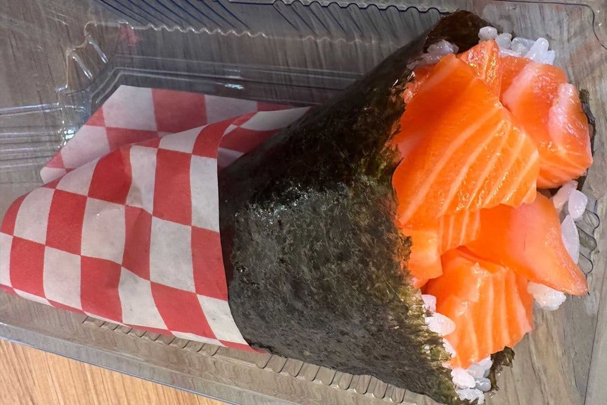 Salmon Hand Roll