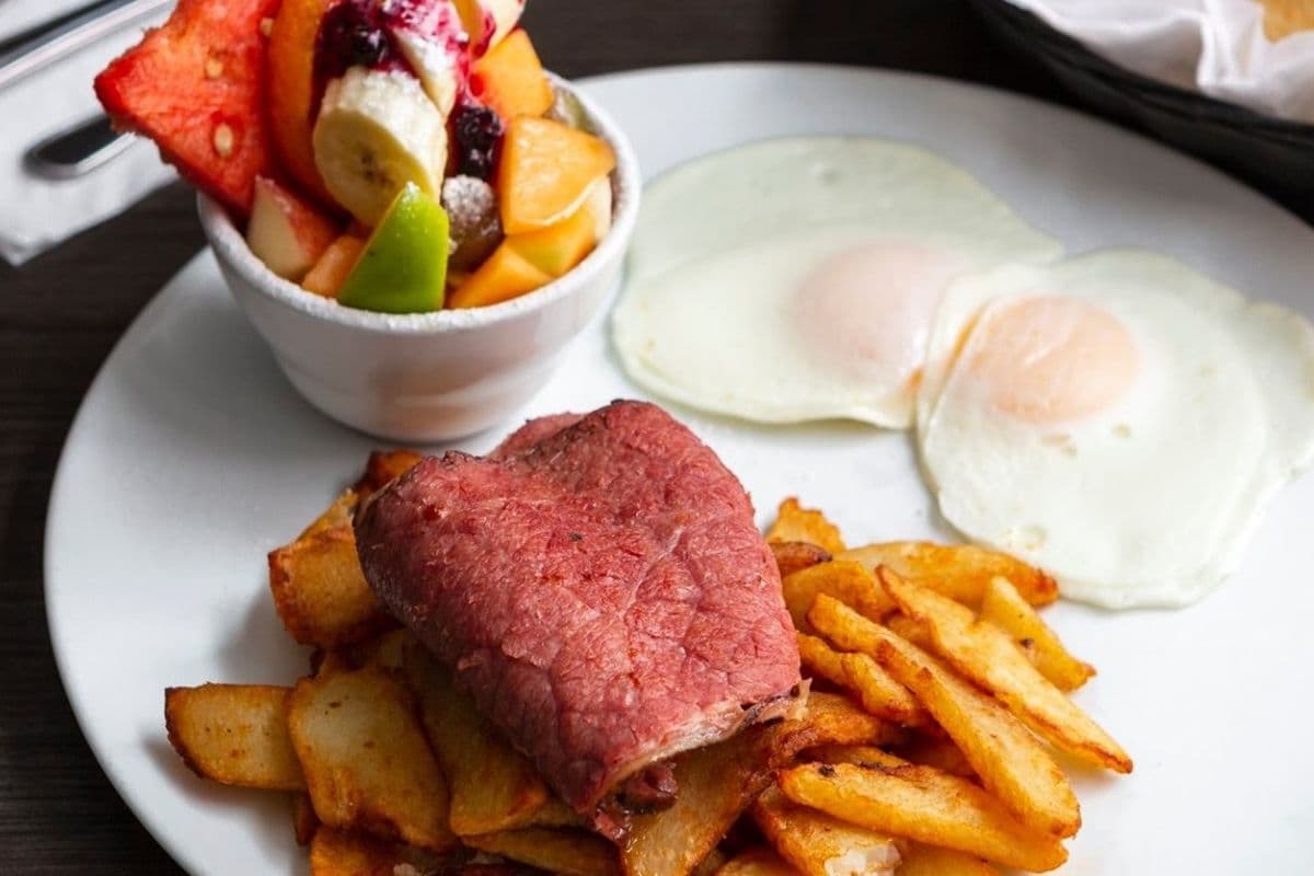 Œuf(s) avec fruits frais et choix de viande fumée / salami / saucisse fumée