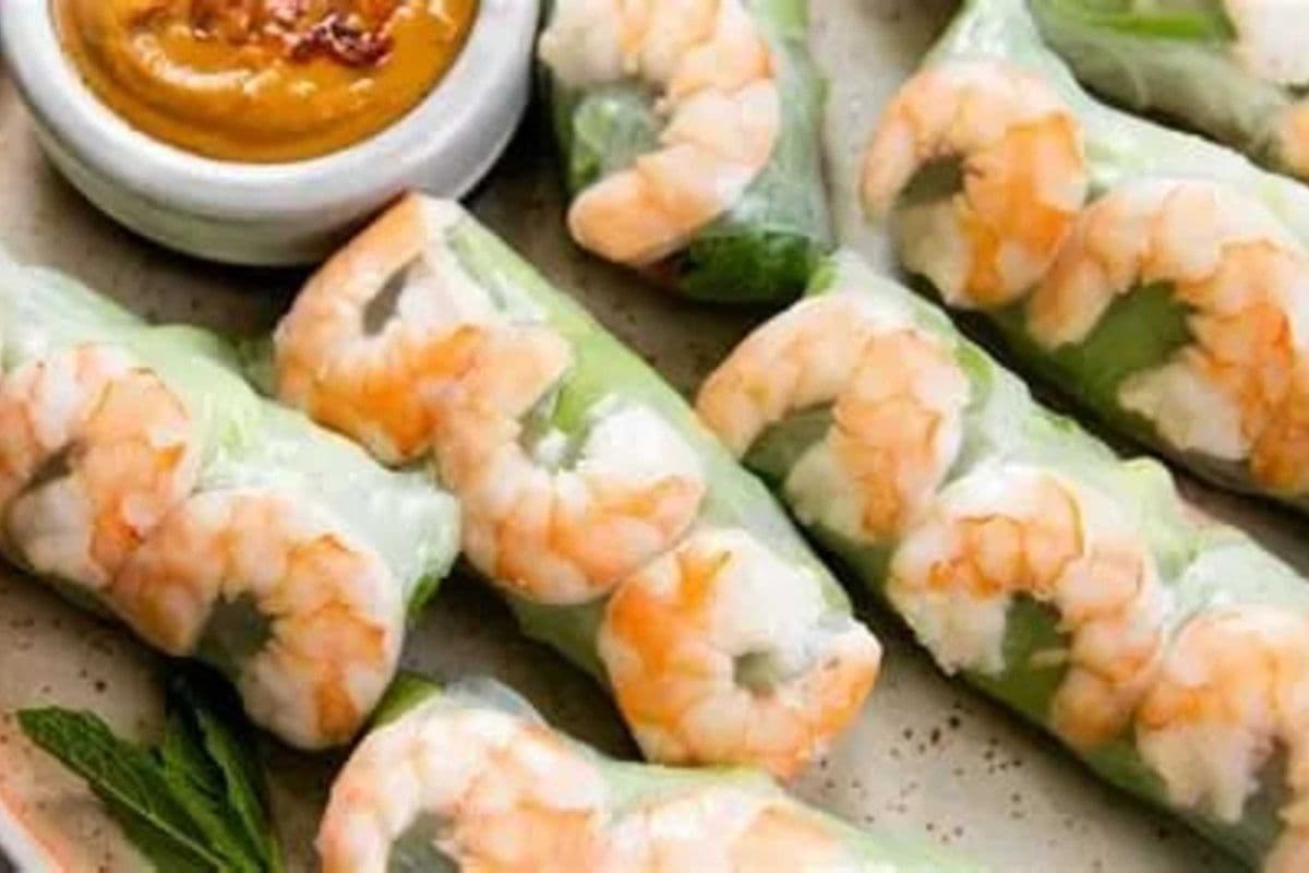 Prawn salad roll (2 pcs)