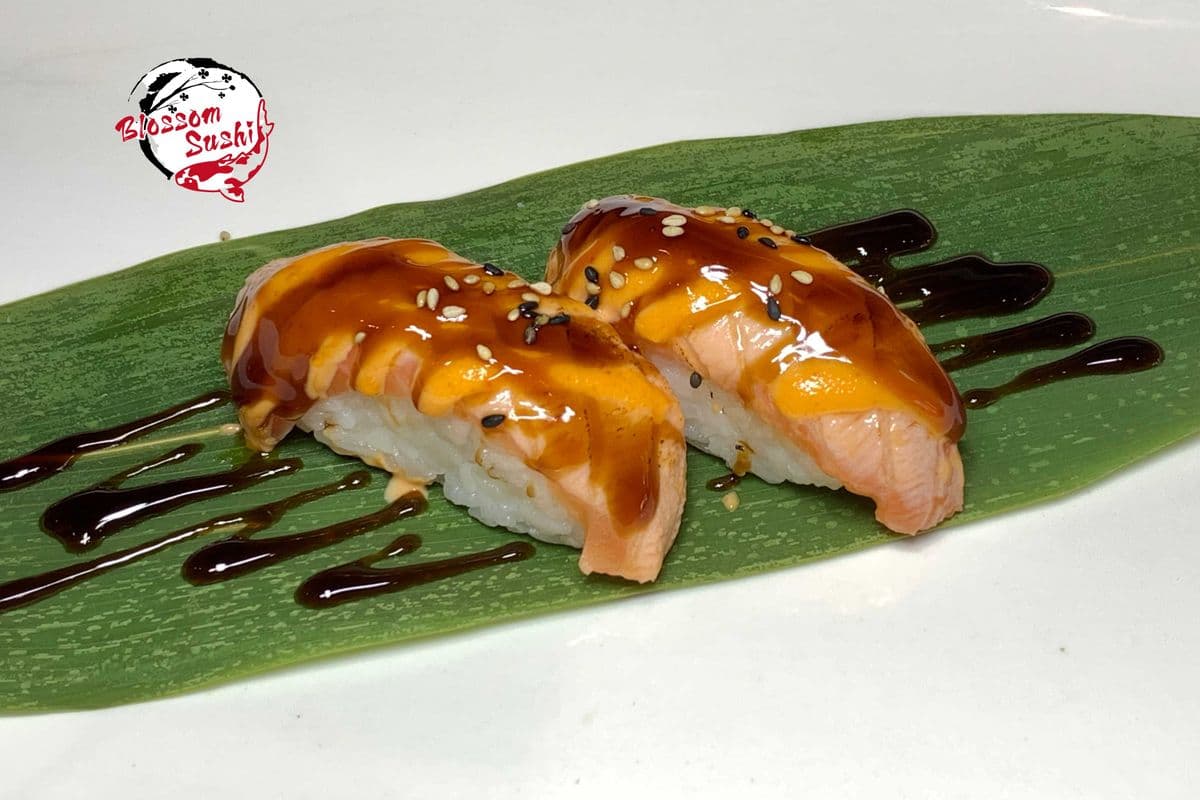 Torch Salmon Sushi (2pcs)