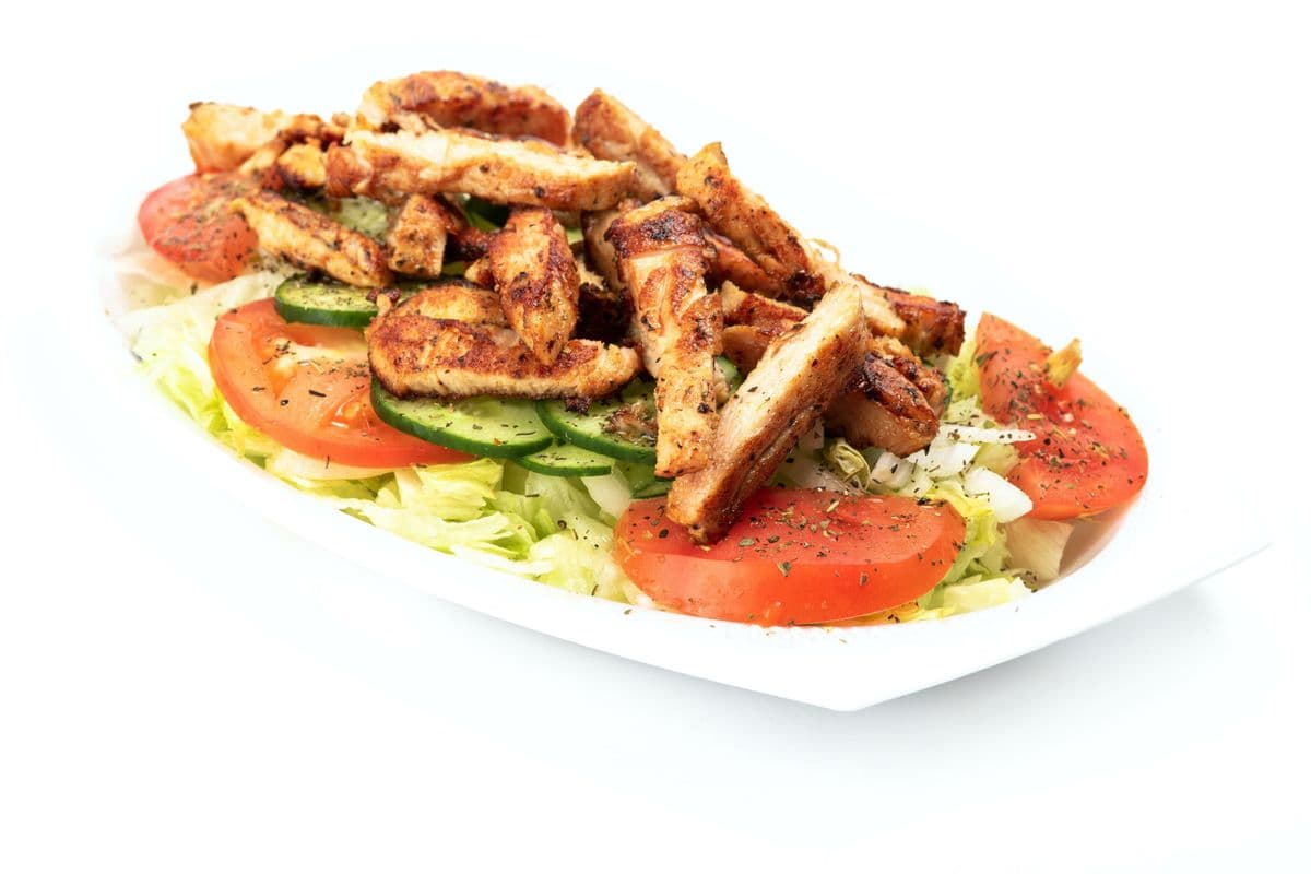 Assiette de salade de poulet grillé / Grilled Chicken Salad Plate