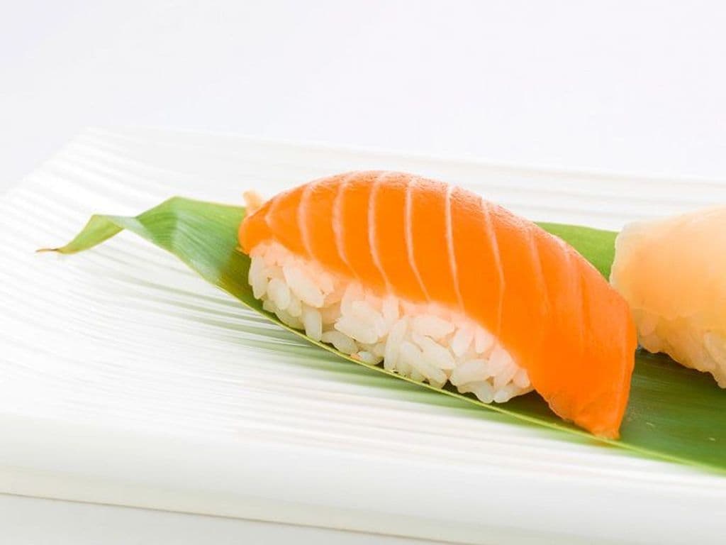 Salmon Sushi (2 pcs)