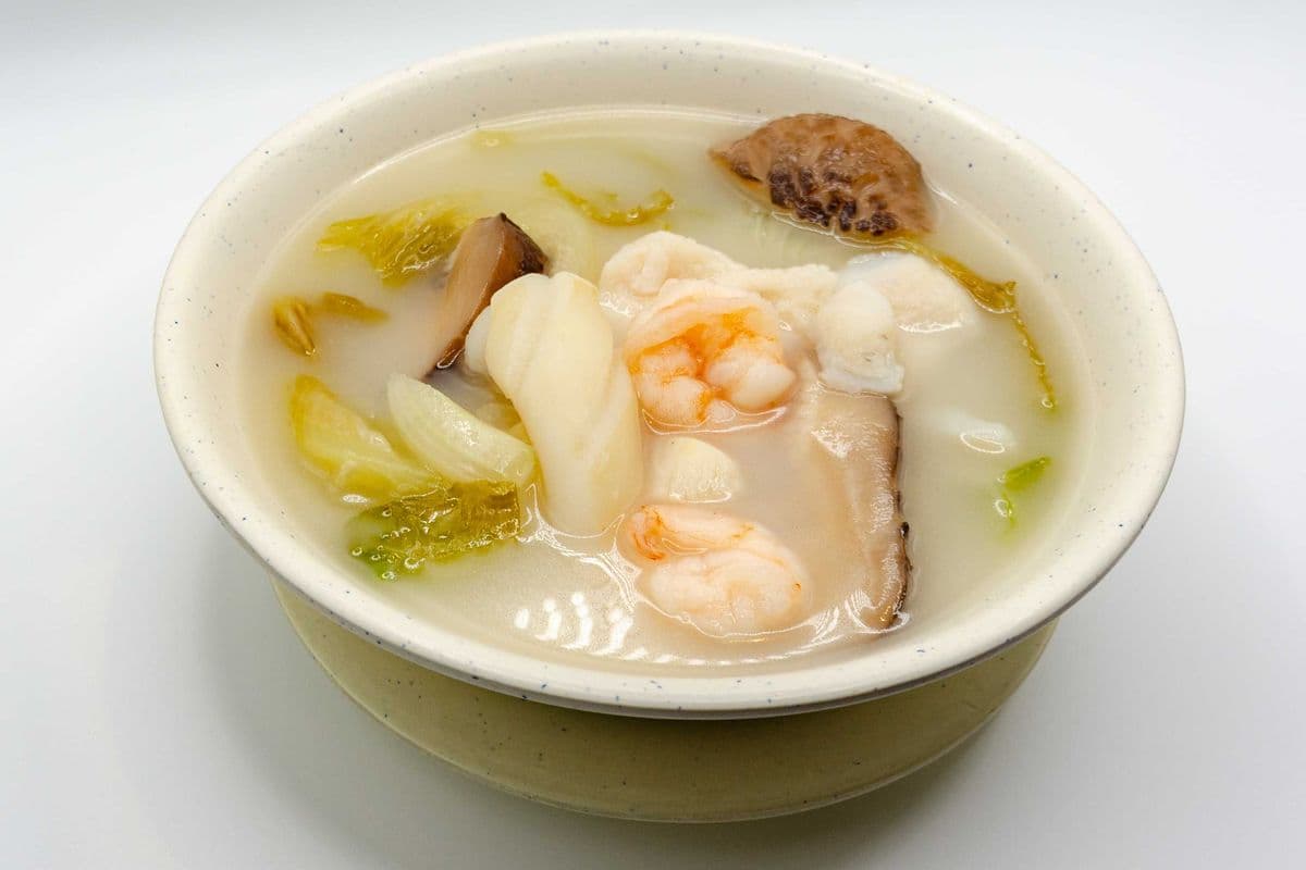 012 Medley of Seafood and Bean Curd Served in Supreme Broth 海鮮豆腐湯