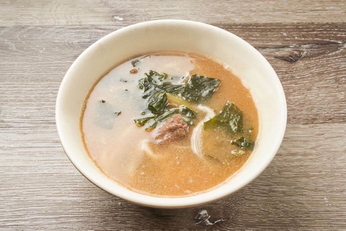 28. Seaweed U Dong Soup with Beef