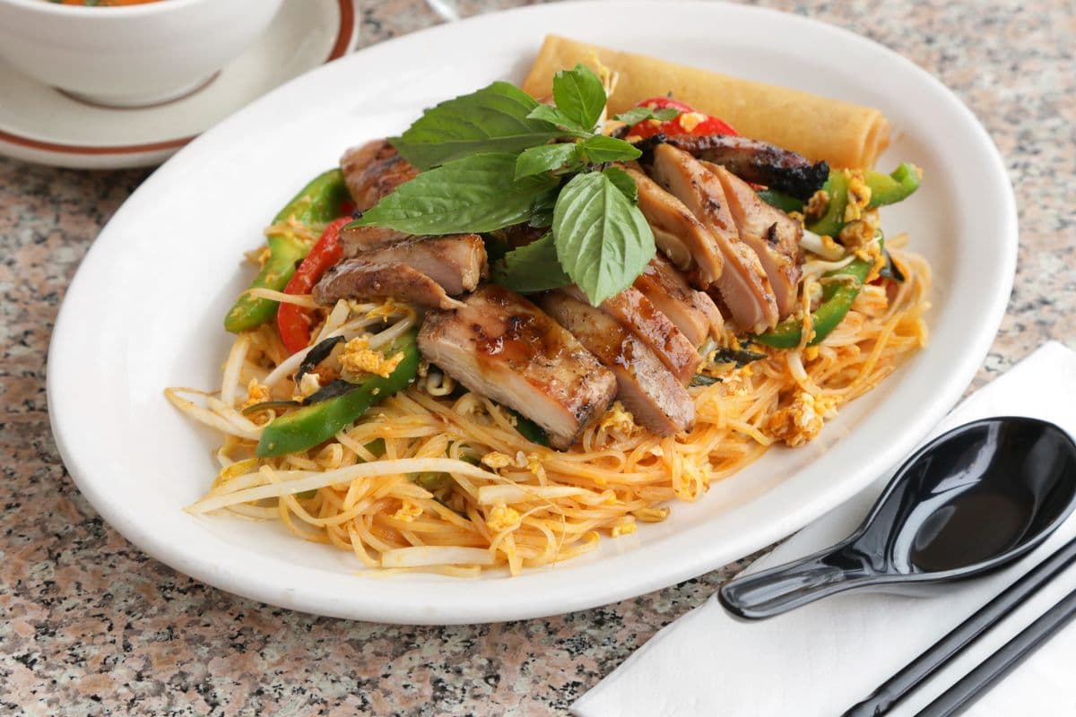 R5. Pad thaï au poulet grillé