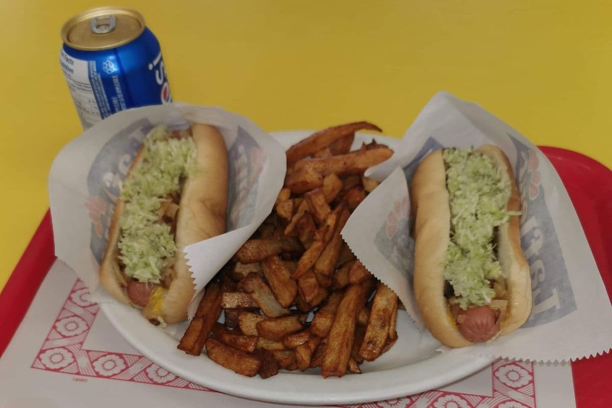 3. Trio avec deux hot-dog, frites et boissons / Trio with Two Hot-Dogs, Fries, and Beverage