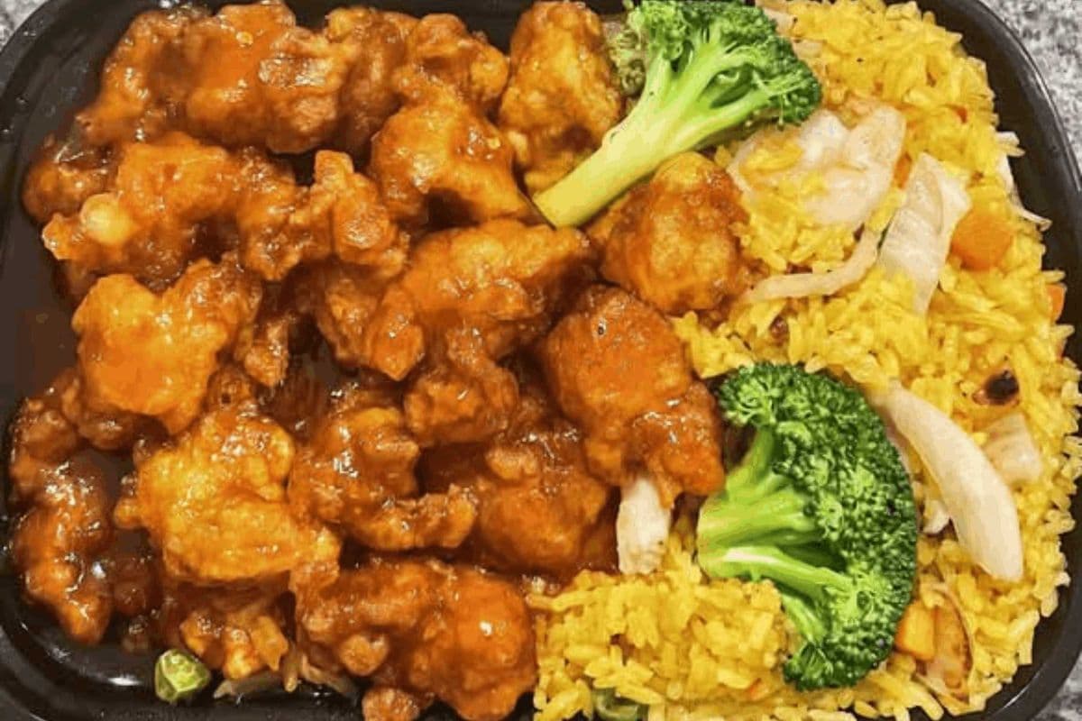 General Tso Chicken with Fried Rice or Soy Sauce Fried Noodles 左宗鸡炒饭或炒面