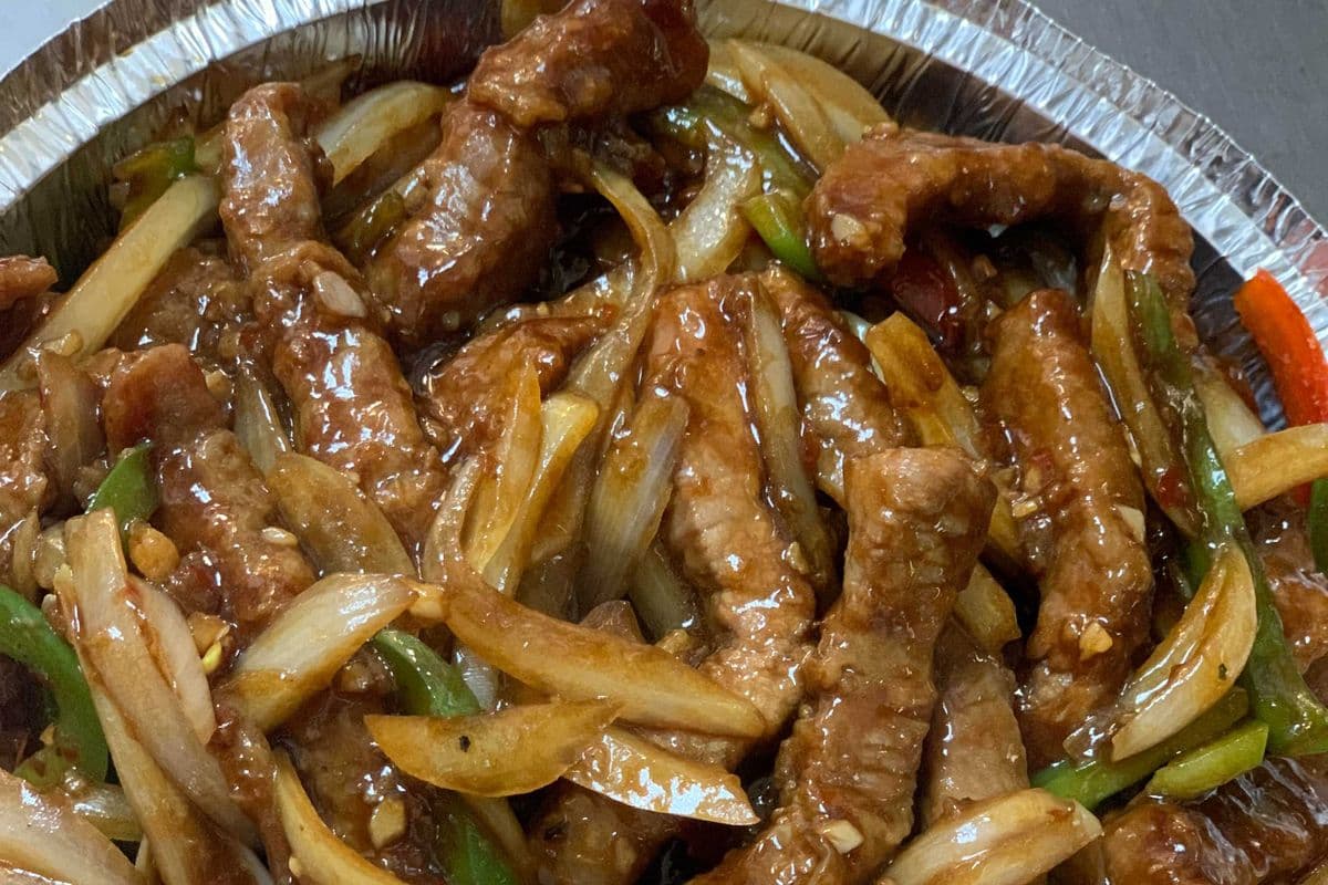75. Shredded Beef with Black Pepper Sauce (Hot)