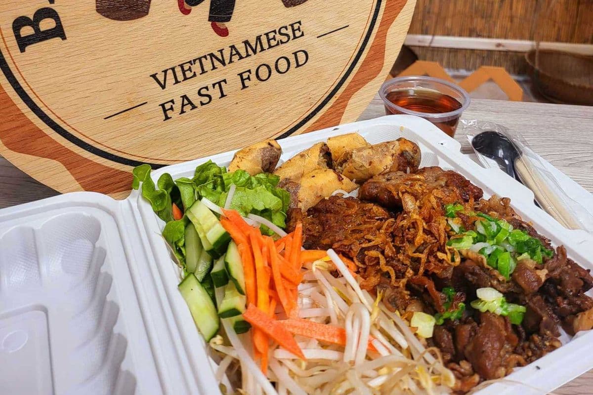 48/ Bún Thập Cẩm / Deluxe Vermicelli ( Grilled Pork, Ground Pork & Spring Rolls )