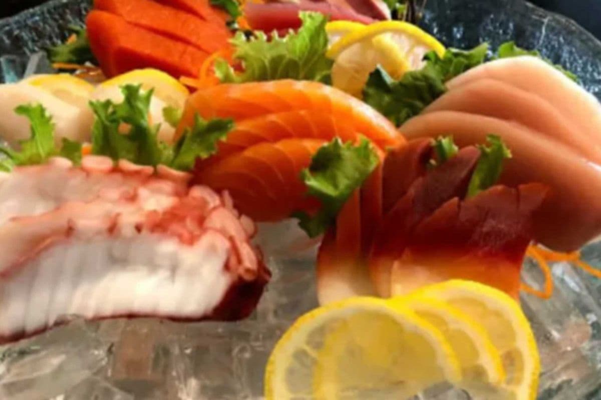 69. Deluxe Assorted Sashimi (18 pcs)