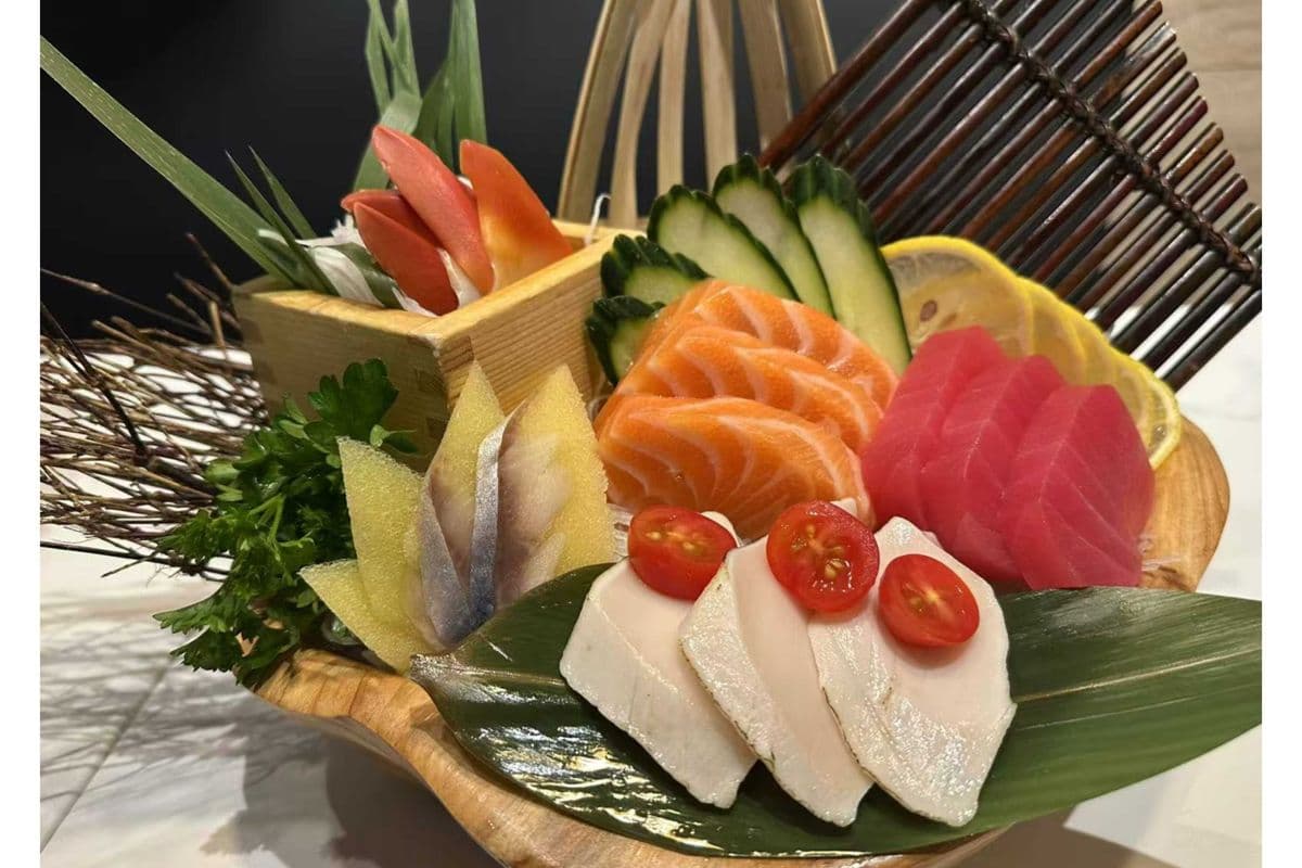 98. Sashimi Set (15 pcs)