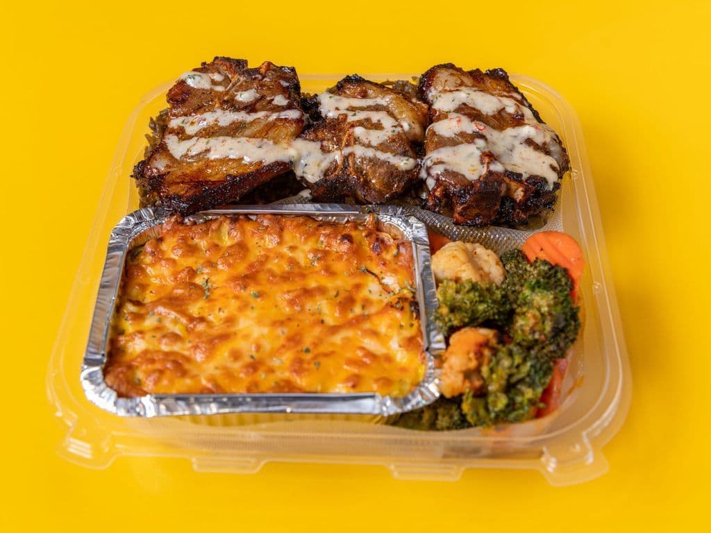 Honey Garlic Lambchops (3) + Riz Djondjon + Mini-Mac & Cheese + Légume Sauté + Aïoli/White Sauce