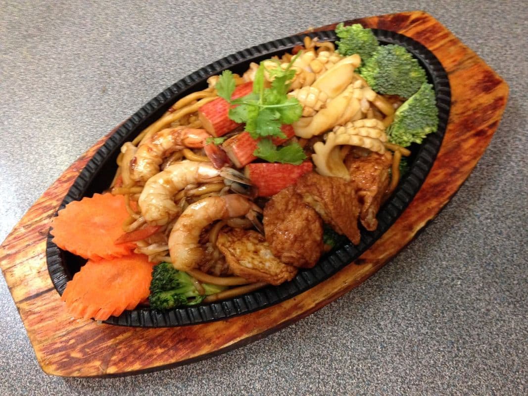 22. Seafood Chow Mein - Mi Xao Do Bien