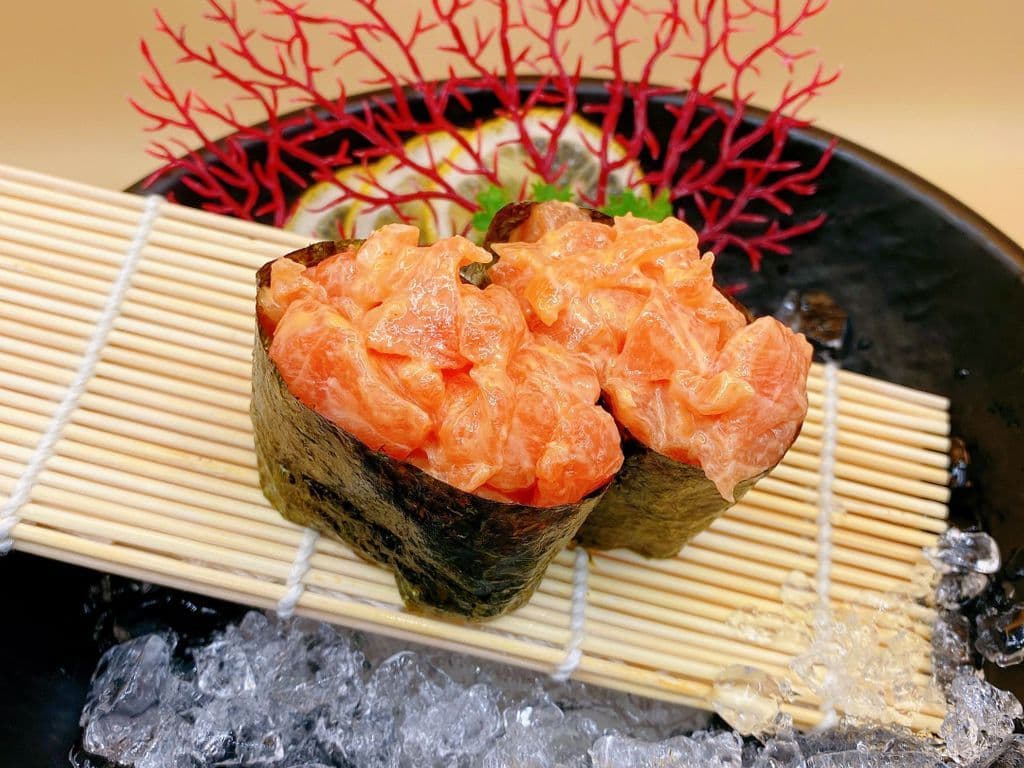 Spicy Salmon Sushi (2pcs)