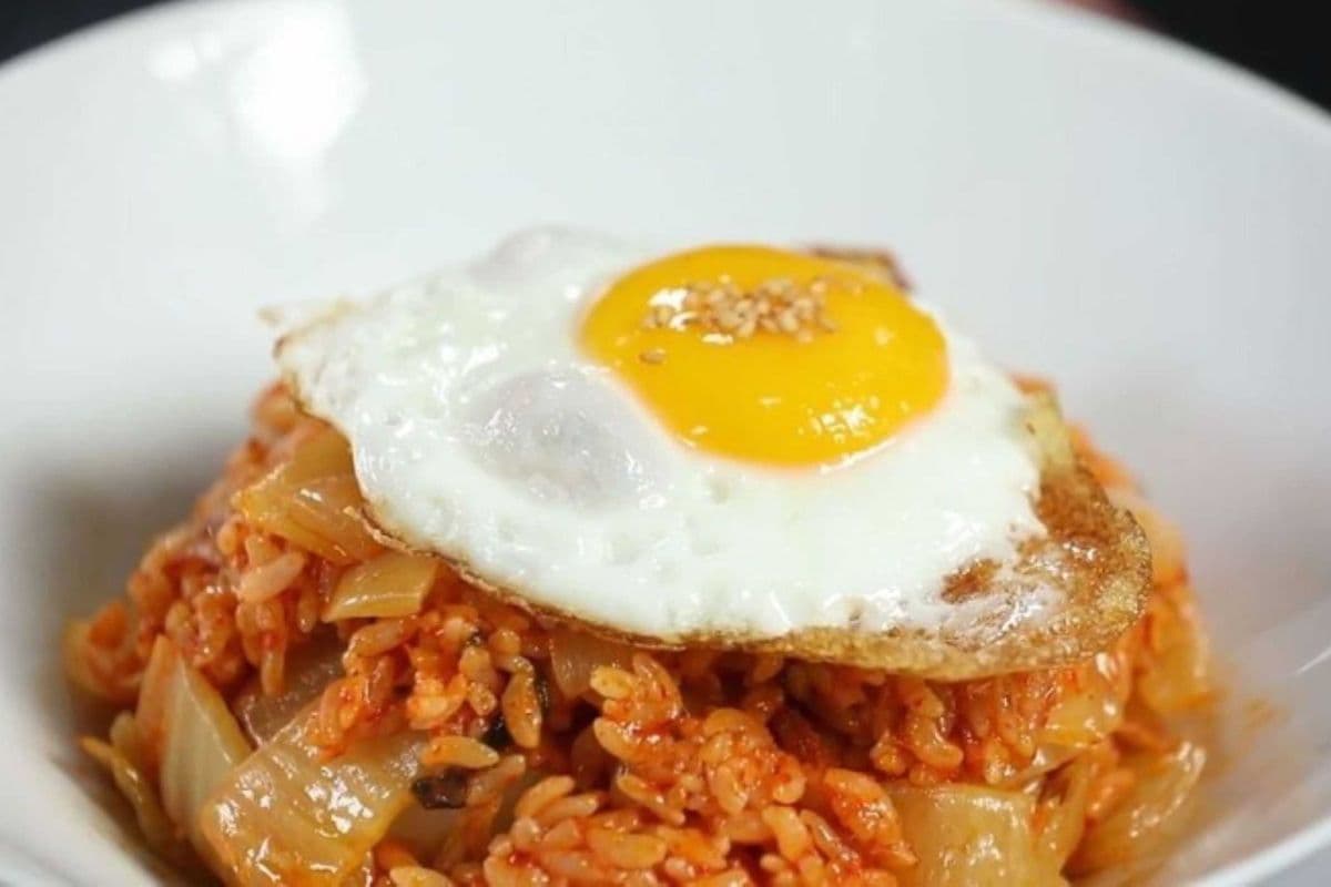 M4. Kimchi Fried Rice (Kimchi Bokkeum-bap, 김치볶음밥)