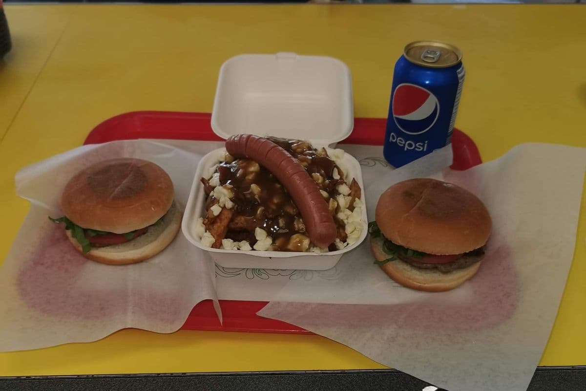 18. Trio avec deux hamburger poutine bs / Trio with Two Hamburger Poutine Bs