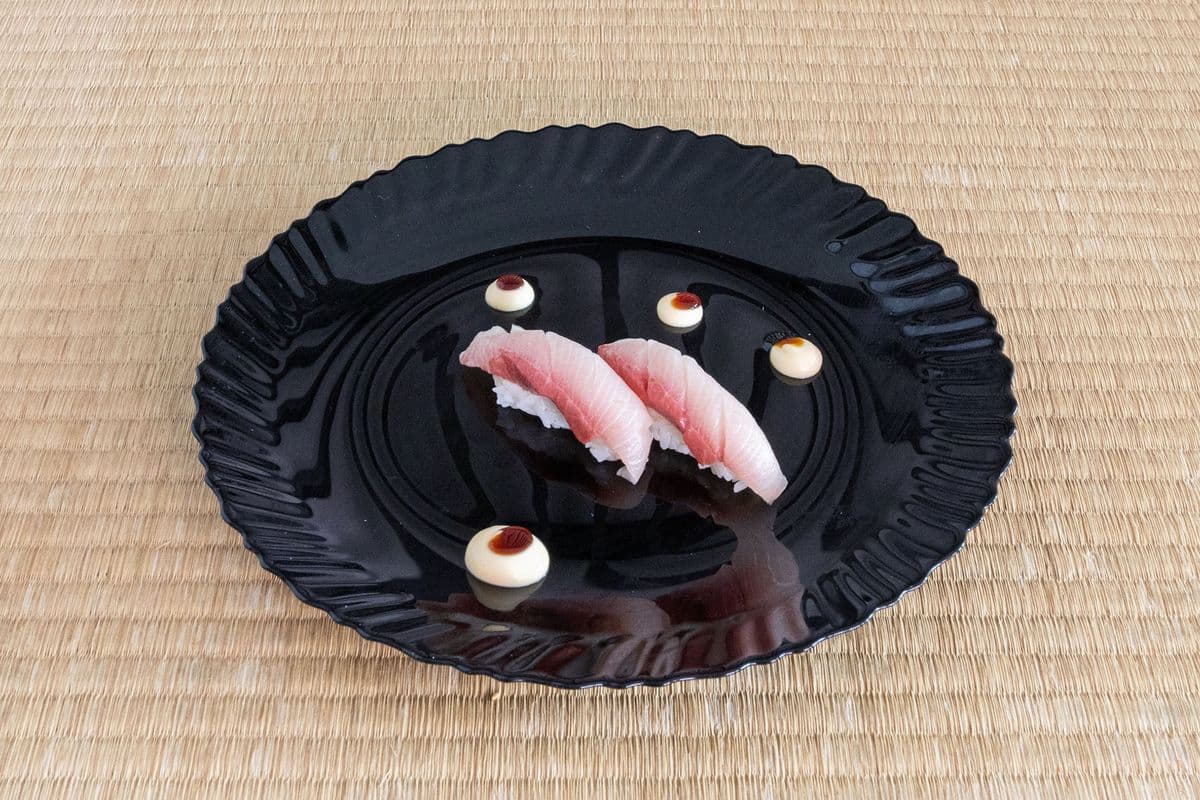 Nigiri et sashimi - Hamachi Nigiri (2 mcx) / Nigiri and Sashimi - Hamachi Nigiri (2 pcs)