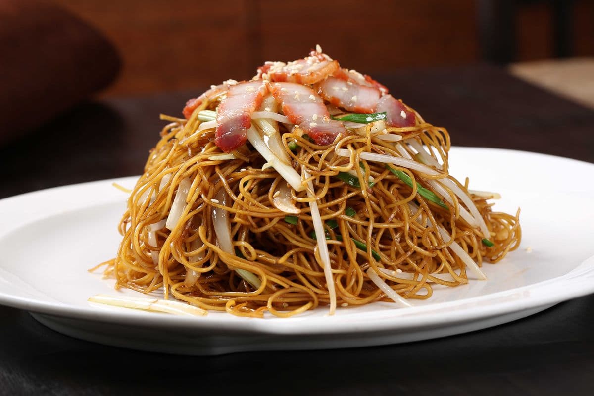 111 Chicken, Beef, BBQ Pork or Veggie Chow Mein (HALAL Available) 炒面