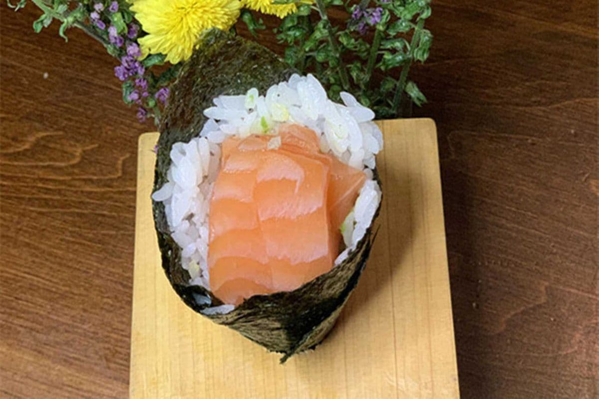 183b Salmon Hand Roll (1 pc)