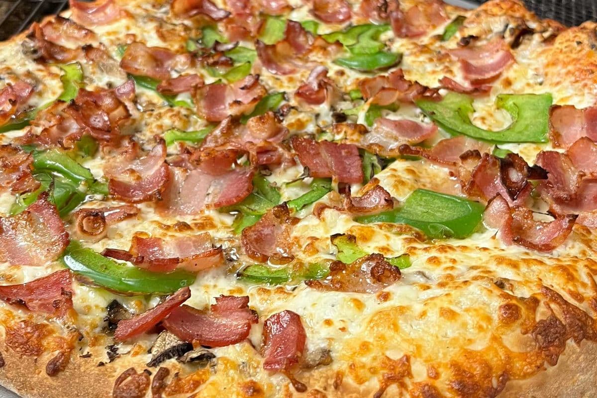 > 1 X Deluxe 18" Pizza