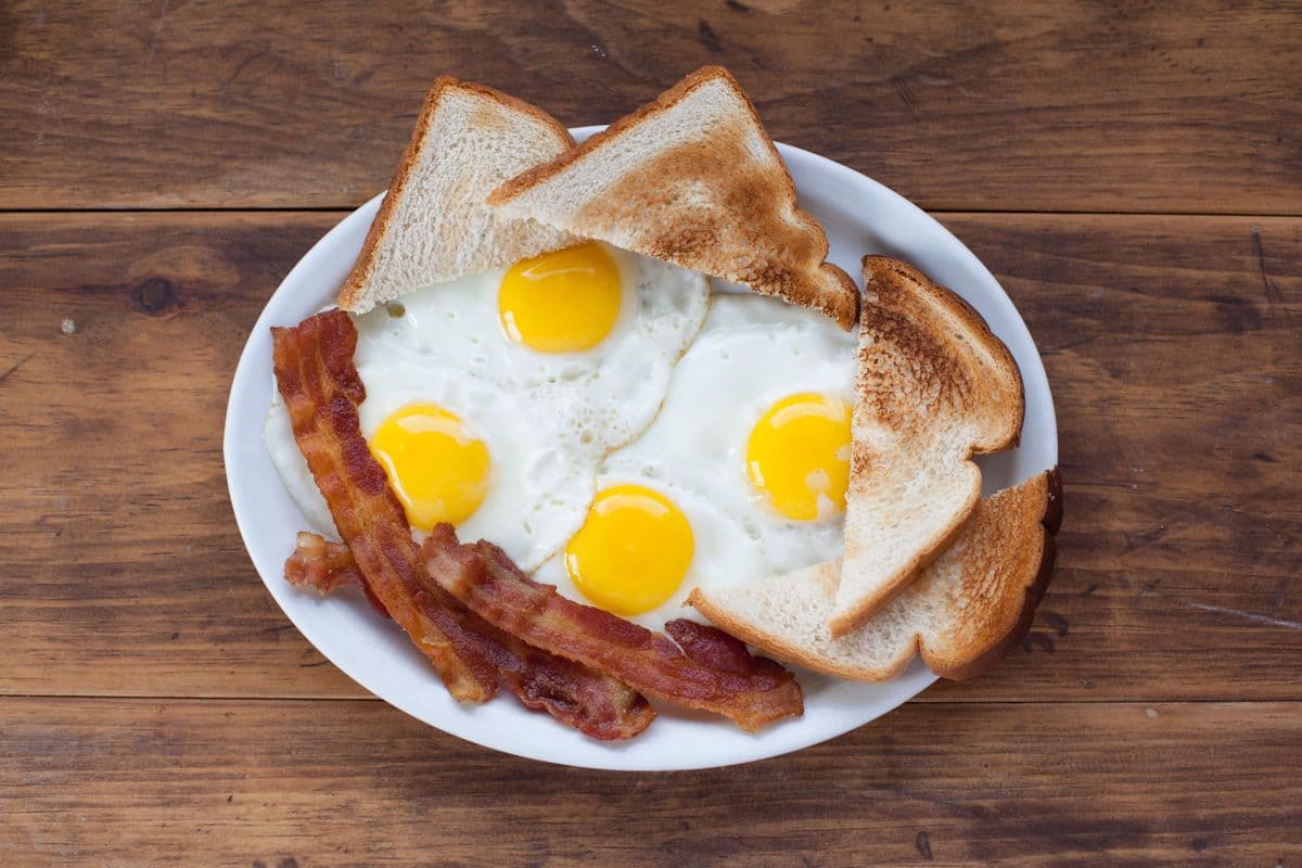 3. Eggs (4 pcs) and Toast Combo
